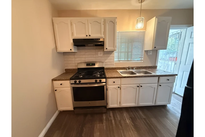 $1500 : Estudio dividido en recamara image 1