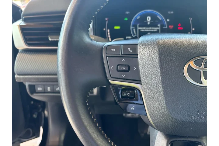 2025 Camry SE image 9