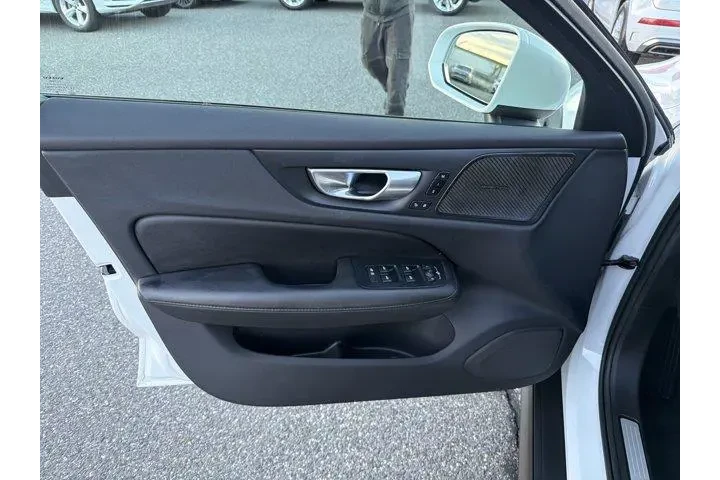 $36899 : Volvo V60 Cross Country 2024 image 5