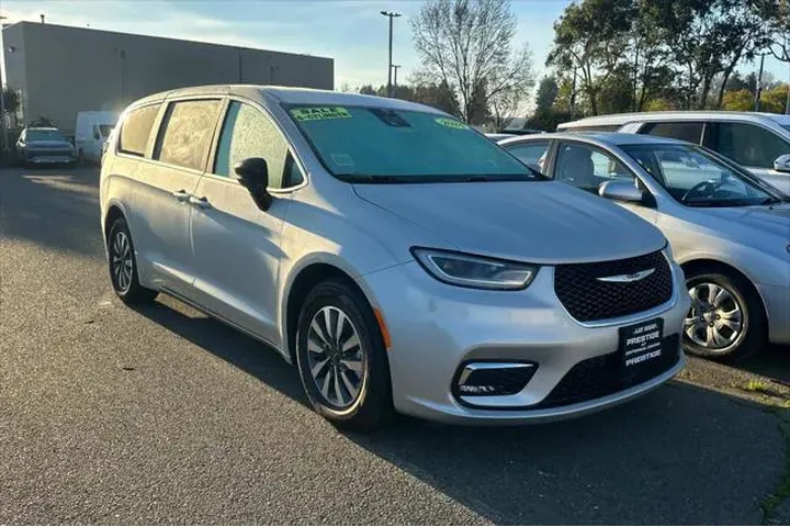 $26990 : Chrysler Pacifica Plug-In Hy image 2