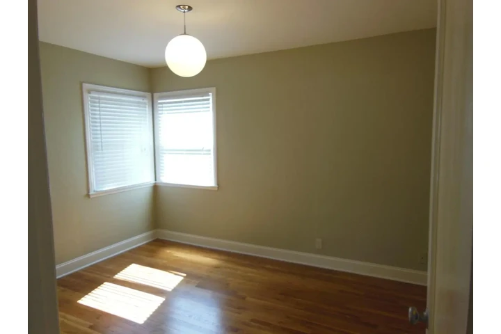 $900 : 2 BR/1 Ba charming cottage dup image 3