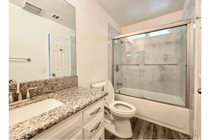 $2475 : 3Bed 2Bath Home in Vermont Ave image 8