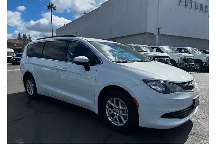$18988 : Chrysler Voyager 2020 LXi 4d image 2