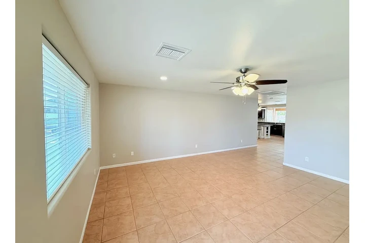 $1000 : Bright & Spacious newly home image 2