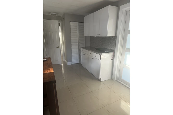 $1800 : Renta efficiency /  un cuarto image 3