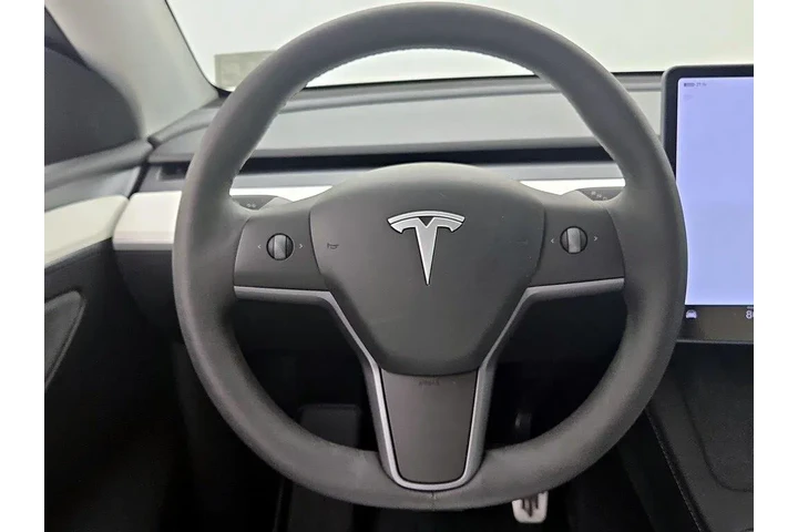 $37998 : Tesla Model Y 2024 AWD Long image 2