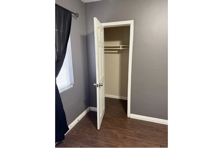 $800 : SE RENTA RECAMARA AMPLIA! image 1