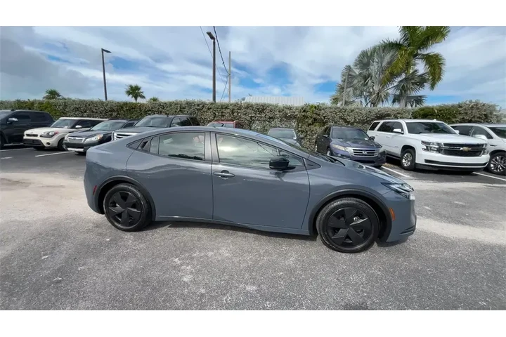 $27990 : Toyota Prius 2025 LE 4dr Hat image 9