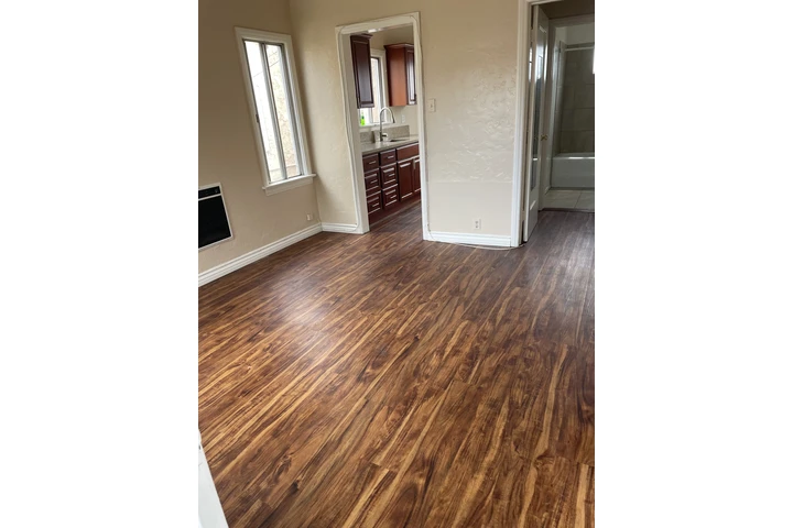 $1250 : Huntington Park Studio Apt image 3