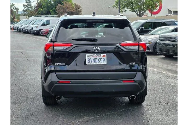 $23995 : Toyota RAV4 2021 XLE Premium image 6