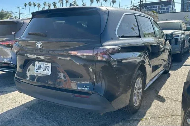 $36549 : Toyota Sienna 2024 LE 8-Pass image 3