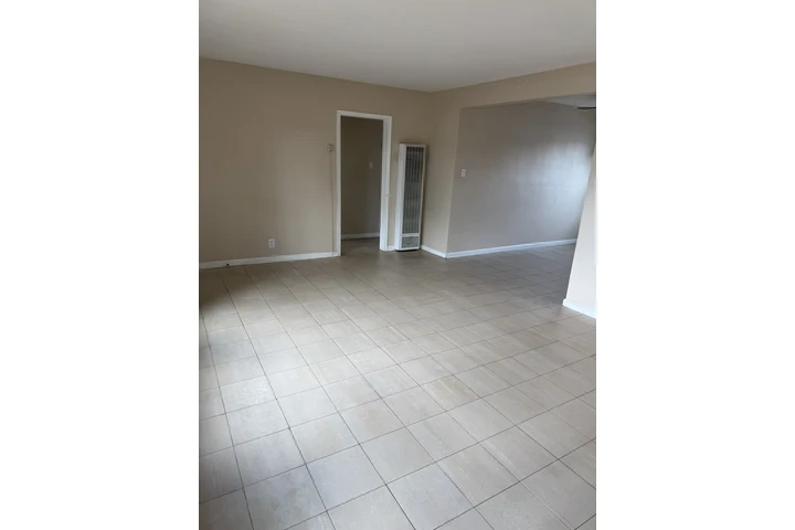 $2450 : Casa en Paramount  2Recamaras image 3