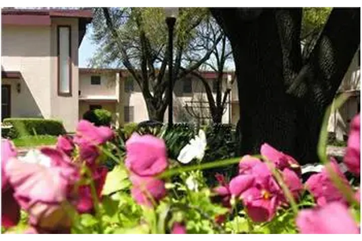 $795 : Rental property with 1 bedro image 2