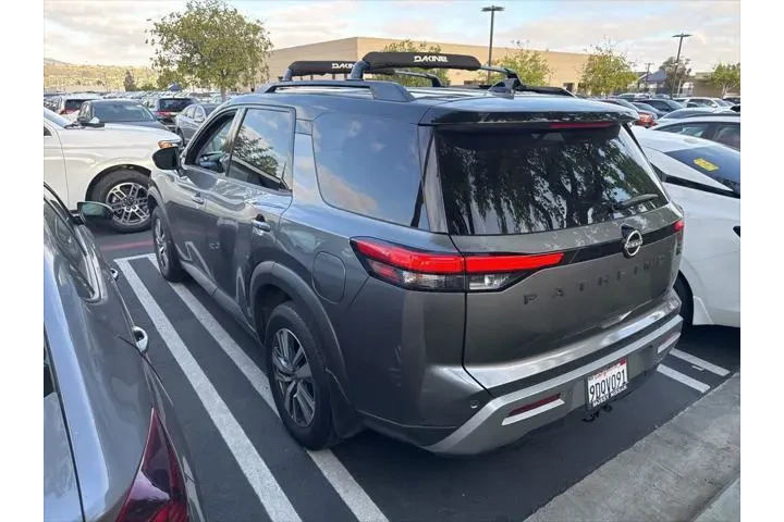 $29462 : Nissan Pathfinder 2023 SL 4d image 2