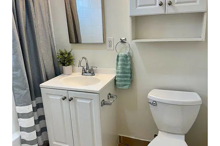 $1225 : 1BR Upper Unit Near Beaches & image 5