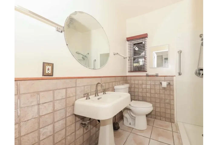 $1895 : Nice 3BD Unit Available Now image 9