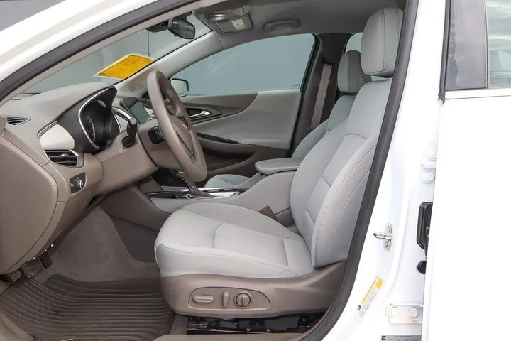 $16988 : 2020 Malibu LS image 7