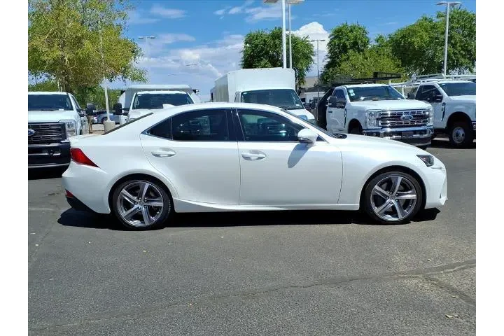 $25524 : Lexus IS 200t 2017 4dr Sedan image 3