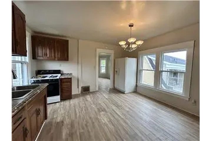 $700 : Rental property with 2 bedro image 6