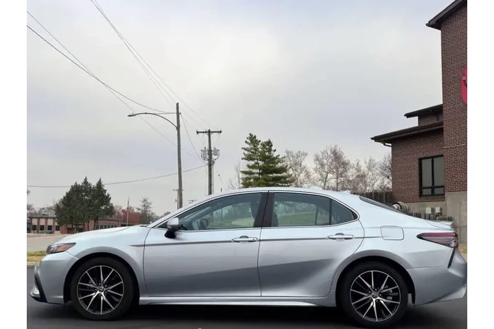 $20999 : 2022 Camry SE image 8