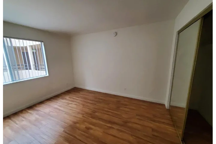 $1400 : Beautiful 1 bedroom Apt in LA image 3