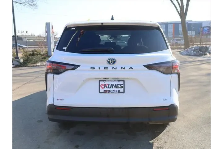 $39452 : Toyota Sienna 2025 LE 8-Pass image 7