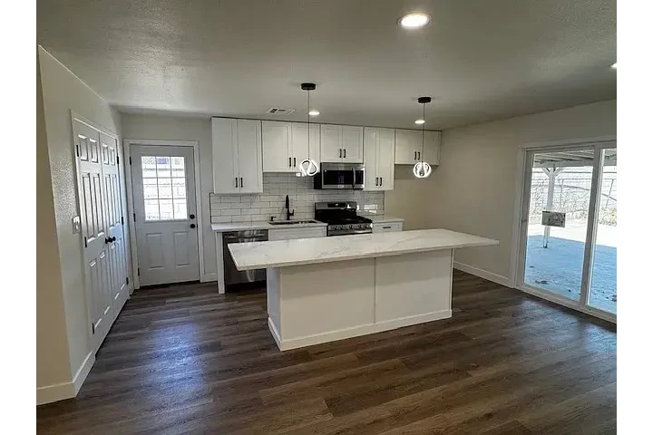 $900 : Beautiful Home...Fontana, CA image 6