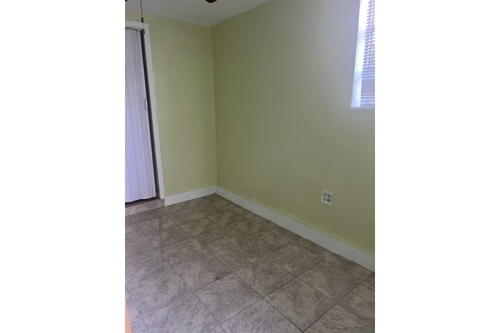 $1350 : Casita Pequena Estudio- image 8