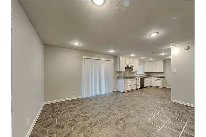 $900 : Charming 3-bedroom home image 3