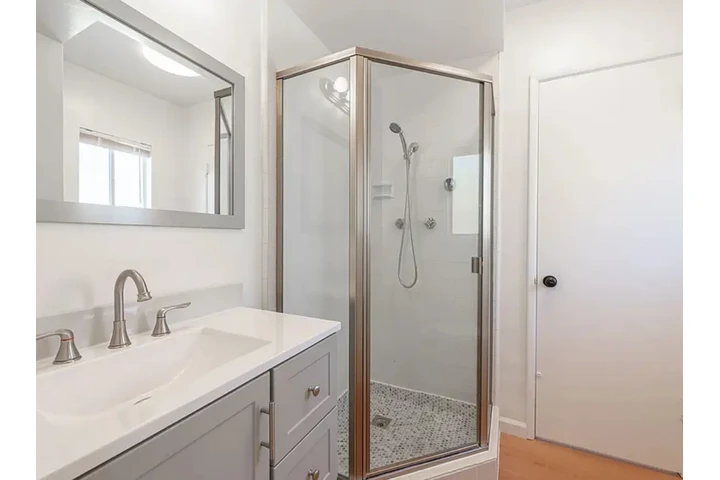 $2000 : 2 bedroom house in Vermont Ave image 9