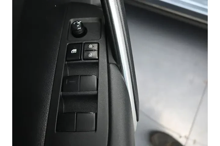 $26995 : Toyota Corolla Cross 2024 LE image 6