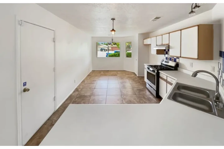 $1000 : 3 bedroom house for rent image 4