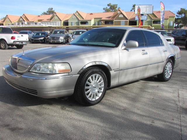 $6995 : 2004 Town Car Signature image 7