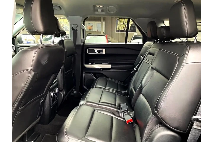 2022 Explorer XLT image 7