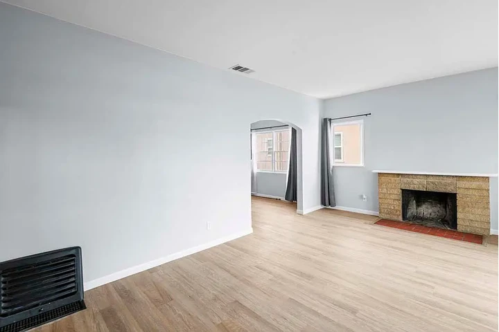 $800 : 2 Spacious Bedrooms all newly image 2