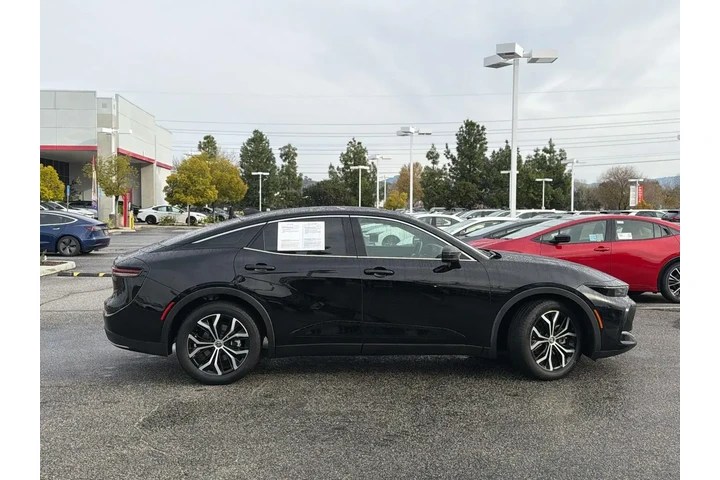 $31870 : Toyota Crown 2023 AWD XLE 4d image 3