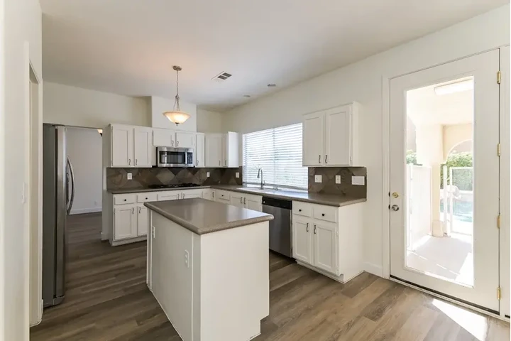 $1680 : 5Bedroom And 3Bathroom image 7