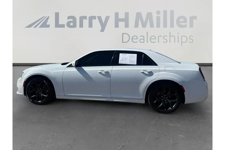$21056 : Chrysler 300 2022 Touring L image 2