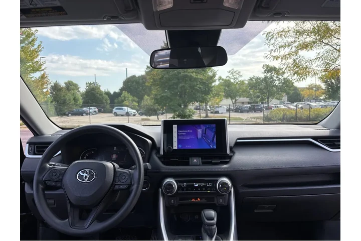 $35000 : Gold Certified2025 RAV4 XLE image 4