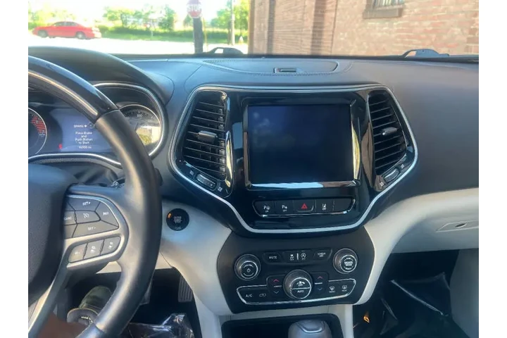 $20500 : 2019 Cherokee Overland image 7