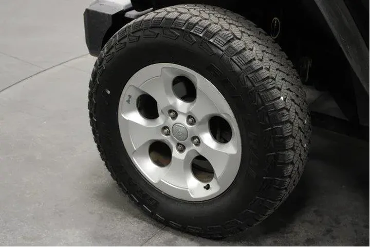 $13962 : Jeep Wrangler 2013 4x4 Sahar image 9