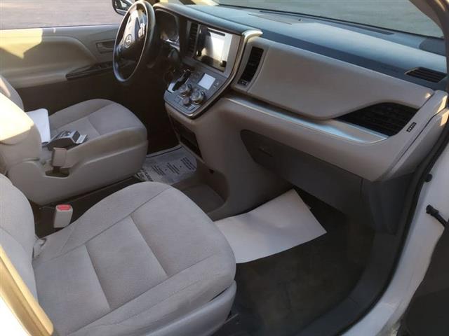 $14300 : 2017 Toyota Sienna L Minivan image 4