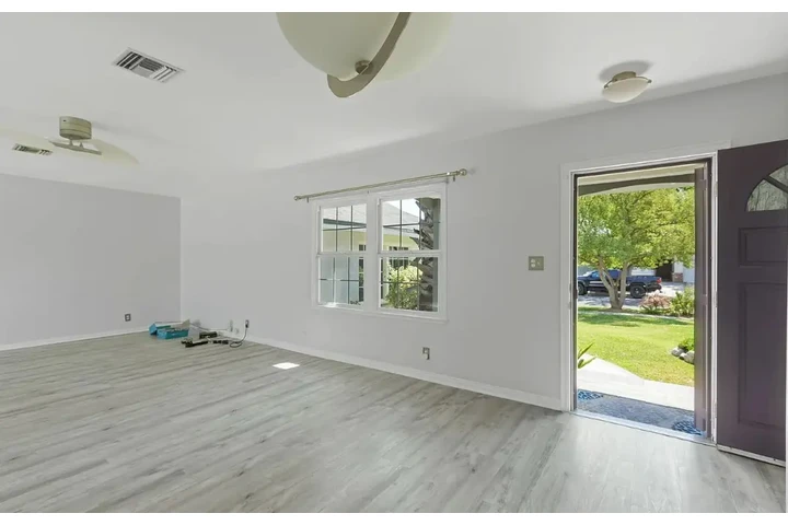 $4000 : 3 bedroom house available image 10