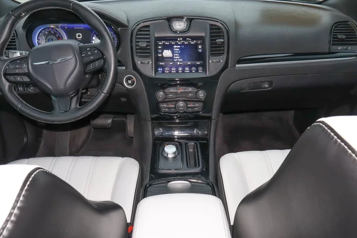 $11949 : 2019 300S RWD image 10