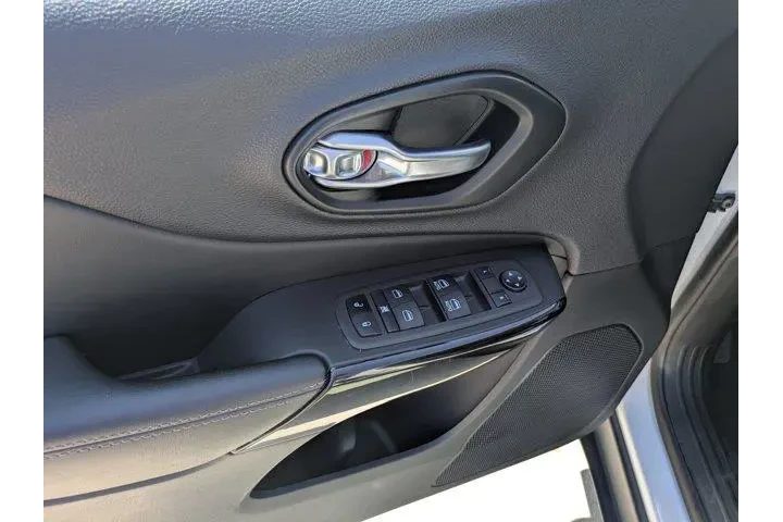 $24995 : Jeep Cherokee 2023 4x4 Altit image 9