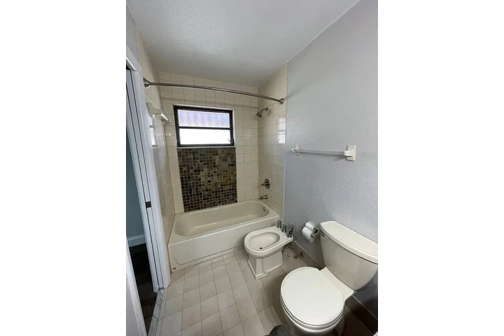 $900 : charming HOME ..Miami, FL image 5
