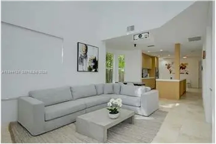 $7950 : Rental property with 3 bedro image 1