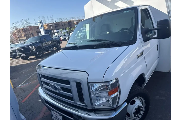 $31300 : Ford E-Series 2022 E-350 SD image 1