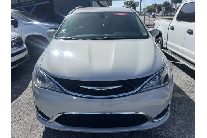 $9850 : 2017 Pacifica Touring-L Plus image 2
