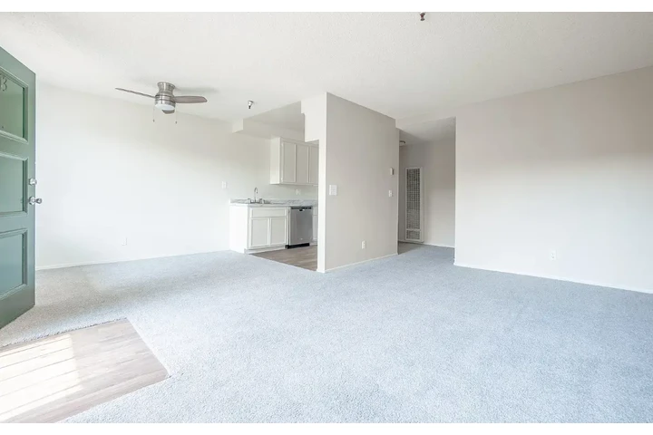 $1850 : Granada 1 Bd 1 Bath $1,850 image 4